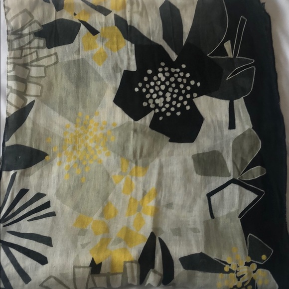 SOLD Spring scarf - Picture 4 of 5